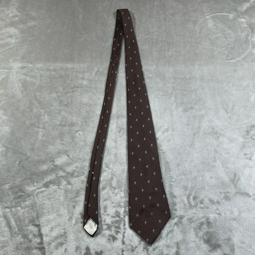 Oscar de la Renta tie gently